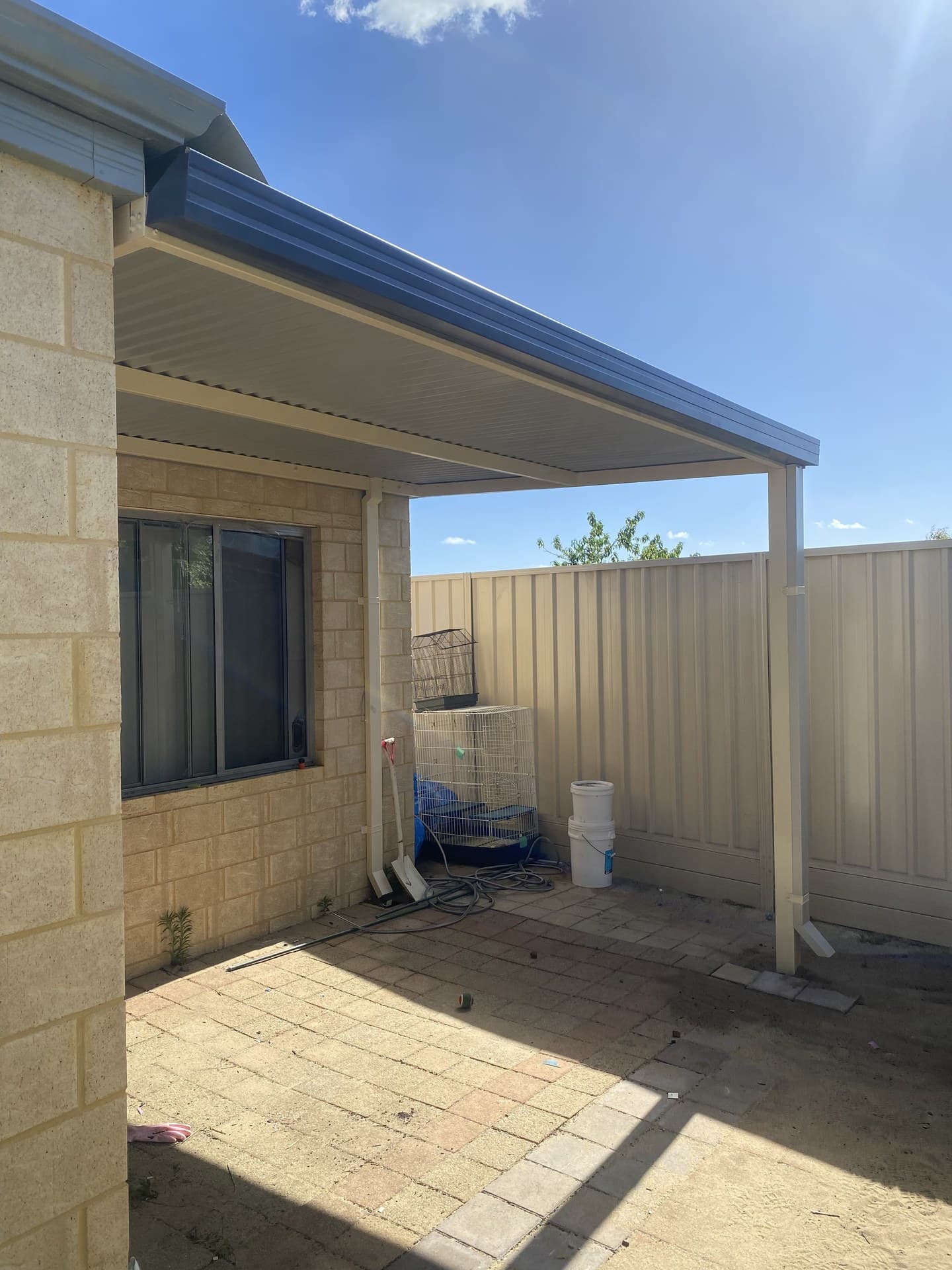 Flat roof patio covering a courtyard entertaining area in Perth suburbs